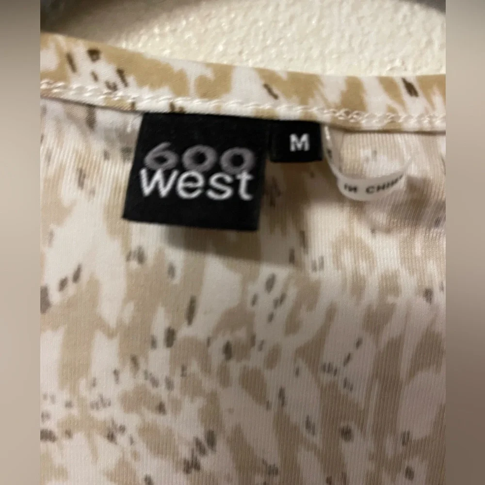 600 West. Brown and white size medium rouched blouse - Picture 2 of 3